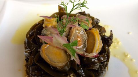 En el Carlos Oroza prepararon las algas en escabeche con cebolla