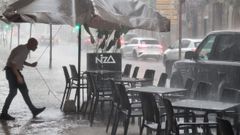 Un hostelero de Ourense recoge la terraza bajo un augacero