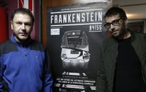 Aitor Rei (derecha) con Manuel Precedo, del cineclube Padre Feijoo, antes del pase de ayer. 