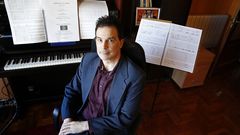 El premio reportar� 18.000 euros a Soutullo, en una foto de archivo posando con la partitura de su �pera �Romance de lobos�, que a�n no ha logrado estrenar