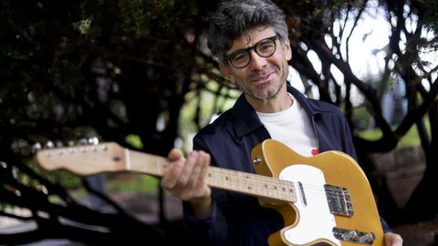 Diego Su�rez con la guitarra en la que lleva tiempo trabajando.