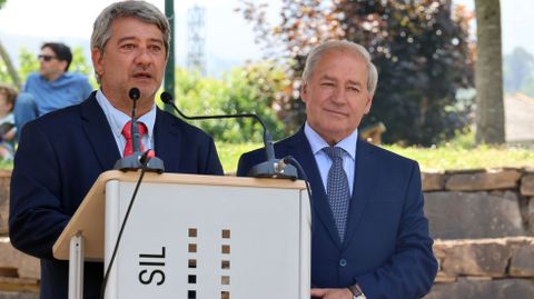 José Tomé, a la derecha con el alcalde de Ribas de Sil, antes de leer el pregón