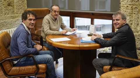 Entendimiento a tres. El delegado territorial de la Xunta, Manuel Pardo, se reuni con el regidor socialista Francisco Fumega y el teniente de alcalde popular, Jos Castro, para conocer las necesidades del concello. El ltimo ao de mandato el PP ser quien ocupe la alcalda para afrontarlas