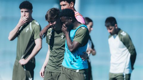 Los jugadores del Celta Fortuna Hugo Burcio, �scar Marcos, Bernard Somuah y Caio Barone, en el entrenamiento del primer equipo de este mi�rcoles.
