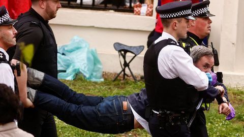 Detencin de un miembro de Just Stop Oil durante una protesta