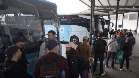 Colas para coger el autobs de las cinco y media de la tarde entre Lugo y Monforte