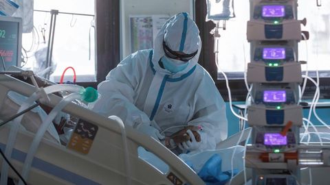 Una enfermera del hospital Morales Meseguer, de Murcia, atiende a un paciente ingresado en la uci