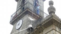 As� fue el cambio de una de las cuatro campanas en la iglesia de�las Angustias