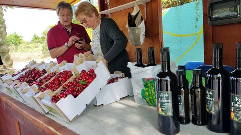 Cerezas y aceite de cosechero en uno de los puestos de la fiesta