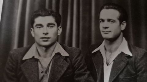 Juna Lago Collazo, a la izquierda de la foto, a su llegada a Pars tras su liberacin del campo de concentracin nazi en 1945