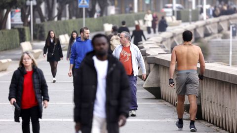 El paseo mar�timo de Riazor-Orz�n es uno de los m�s concurridos para los ciudadanos que desean caminar