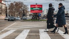 Dos mujeres pasean por Tir�spol, Transnistria, en una foto de archivo del 2021.