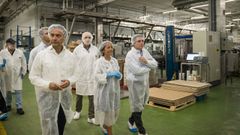 Jes�s Manuel Alonso, Marta Villaverde y Jos� Ram�n Romero, durante la visita a las instalaciones de Jealsa en Boiro