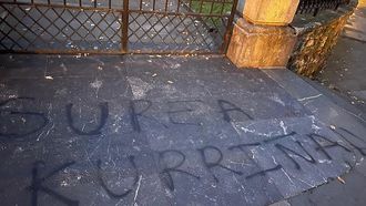 La Casa de Juntas de Guernica con una pintada de �Gurea ikurri�a� (�la nuestra es la ikurri�a�).