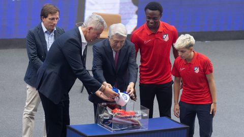 Miguel �ngel Gil Mar�n y Enrique Cerezo.Miguel �ngel Gil Mar�n y Enrique Cerezo en un acto del Atl�tico de Madrid