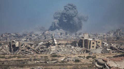 Una columna de humo sale de Ciudad de Gaza tras un bombardeo israelí.