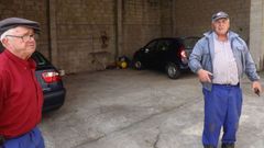 Unos vecinos muestran las manchas de sangre que quedaron en el suelo del galp�n anexo a la vivienda en el que la familia asaltada guarda los coches