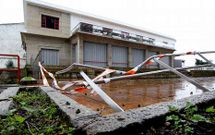 La valla del balneario est� completamente destrozada y se�alizada con una cinta policial.