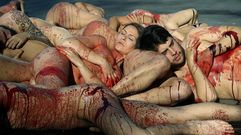 Activistas protestan desnudos en Barcelona contra el uso de pieles