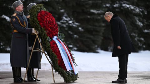El presidente ruso, Vladimir Putin, en un homenaje frente a la Tumba del Soldado Ca�do en Mosc�.