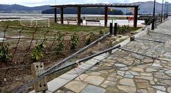 Los �ltimos temporales han derribado las vallas de obra, junto al Malec�n, en Ortigueira.