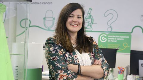 Rosal�a Fern�ndez en la sede de la AECC en Ferrol.