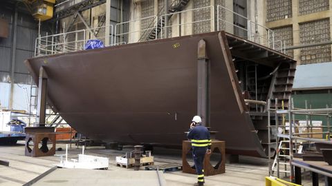 Construcción de una fragata F - 110 en el taller de Navantia, en Ferrol.