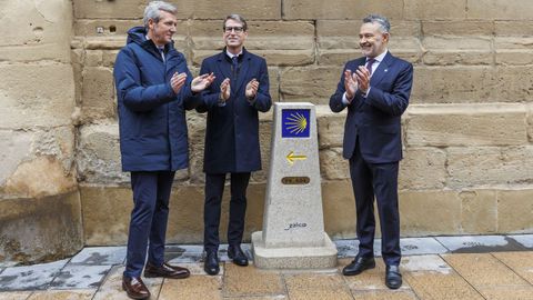El presidente de la Xunta, Alfonso Rueda, junto al presidente de La Rioja, Gonzalo Capell�n, y el alcalde de Logro�o, Conrado Escobar, en la inauguraci�n en Logro�o  del nuevo hito kilom�trico del Camino de Santiago