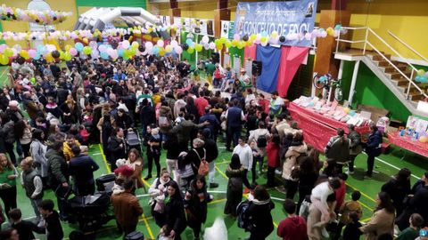 Fiesta de Reyes en el pabelln de Friol.