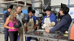 La delegada territorial de la Xunta, con los participantes en el curso de soldadura en Nar�n.