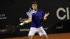  Pablo Carreo  devuelve una pelota a Fabio Fognini  en el Abierto de Tenis de Ro de Janeiro