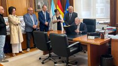 Lois Blanco (derecha) firm en el libro de oro del Ayuntamiento de Monforte durante su visita 