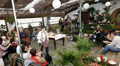 El jard�n bot�nico de la Fundaci�n Sales, en la avenida de Europa, organiz� ayer un �picnic brunch� con actuaci�n en directo.