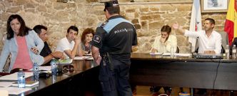 La concejala Asunci�n Torres (de pie) no acab� la primera sesi�n plenaria del nuevo ejercicio al ser expulsada por el alcalde. 
