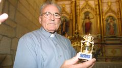 El p�rroco asesinado, Adolfo Enr�quez, con la Virxe do Cristal en una imagen del 2007