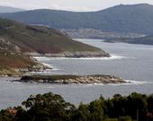 La Illa da Estrela est� junto a la playa de A Ermida, en la r�a de Corme.