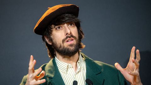 La nueva novela de David Ucl�s arranca con un apag�n en la Barcelona de posguerra provocado accidentalmente por la joven Carmen Laforet