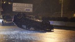 Estas son las im�genes que dej� el domingo el paso del temporal Ana en Galicia. Accidente en Alfonso Molina, en A Coru�a