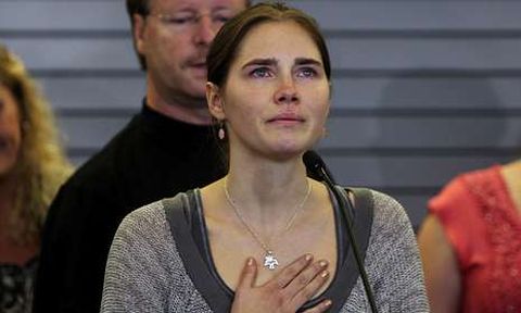Amanda Knox, emocionada al llegar a Washington desde Italia el 4 de octubre del 2011.