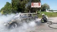 Extinci�n de un veh�culo en Granda, Siero 