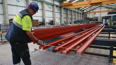 Un operario en las instalaciones de Torres & S�ez.