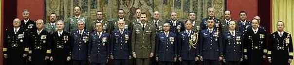 <span lang= es-es >Ma�ana ajetreada</span>. El pr�ncipe Felipe posa con un grupo de coroneles de los Ej�rcitos de Tierra y del Aire, capitanes de nav�o de la Armada y suboficiales mayores designados para asumir el mando en distintas unidades militares, ayer en el madrile�o palacio de El Pardo.