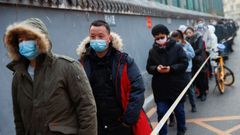 Ciudadanos chinos esperan para hacerse una prueva de coronavirus