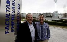 S�nchez Bello y S�nchez Fern�ndez posan ante el cartel de la Facultad de Empresariais e Turismo