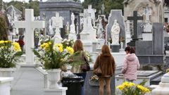 Tres mujeres en el cementerio San Froiln de Lugo