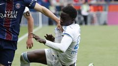 El central� Abdoulaye Faye, que apunta a convertirse en nuevo jugador del Celta, en un partido con el Lorient en mayo.