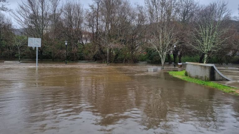 El r&iacute;o Mi&ntilde;or se desborda en Gondomar