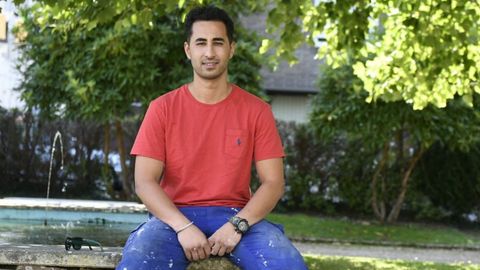 Ahmad, que vive en Santiago, pintaba ayer un colegio de Lal�n