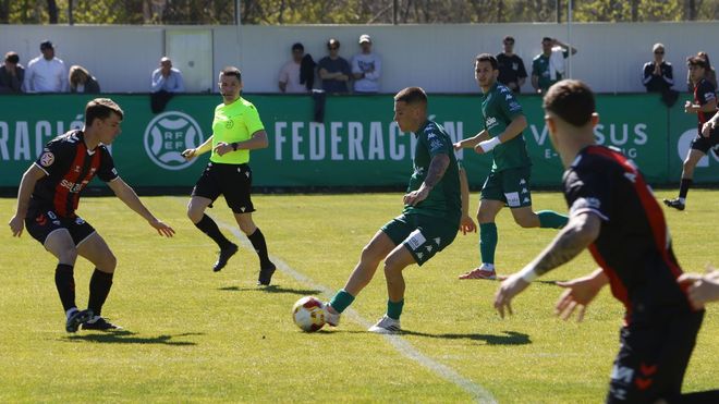 Bastida, escoltado por Chuca en la medular de los verdes