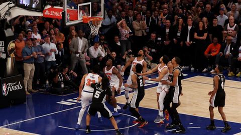 Canasta en el �ltimo segundo del cuarto partido de las finales de la NBA entre los New York Knicks y los San Antonio Spurs